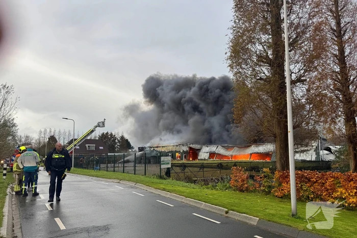 Brandweer groots ingezet voor uitslaande brand in kwekerij
