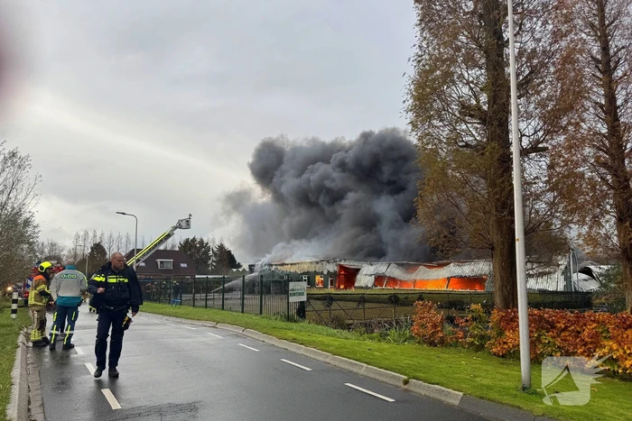 Brandweer groots ingezet voor uitslaande brand in kwekerij