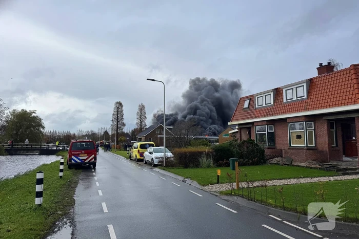 Brandweer groots ingezet voor uitslaande brand in kwekerij