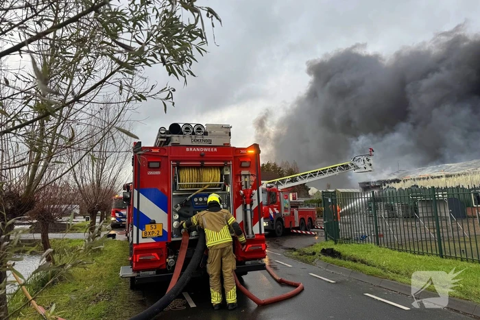 Brandweer groots ingezet voor uitslaande brand in kwekerij