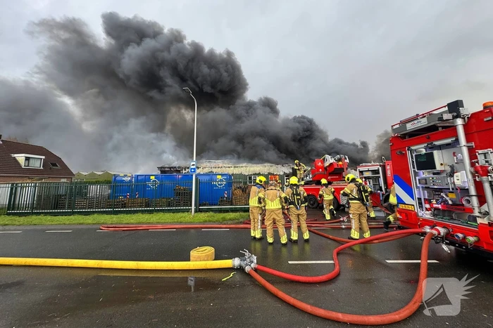 Brandweer groots ingezet voor uitslaande brand in kwekerij