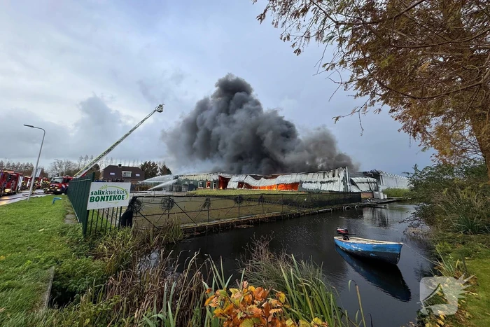 Brandweer groots ingezet voor uitslaande brand in kwekerij