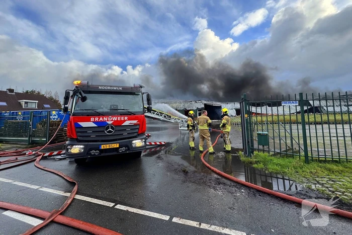 Brandweer groots ingezet voor uitslaande brand in kwekerij