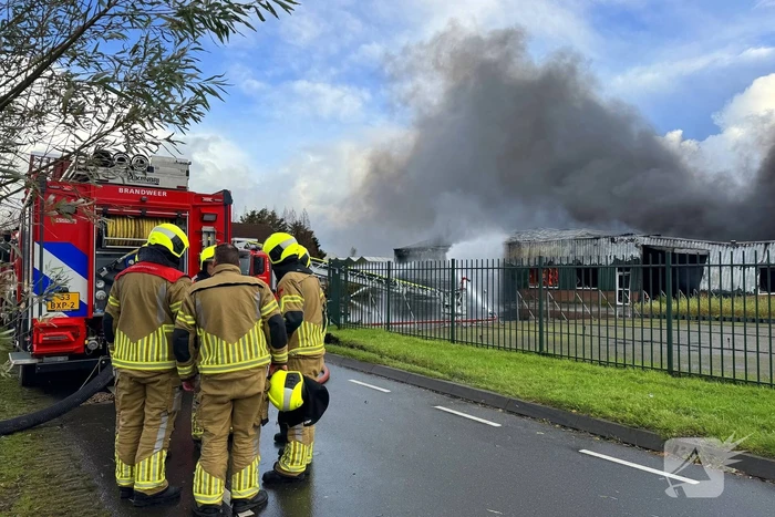 Brandweer groots ingezet voor uitslaande brand in kwekerij
