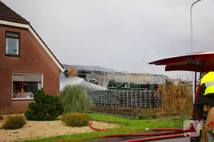 Brandweer groots ingezet voor uitslaande brand in kwekerij