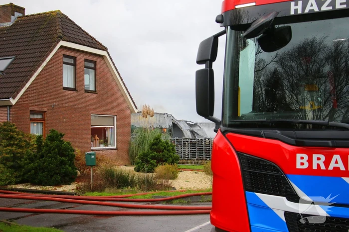 Brandweer groots ingezet voor uitslaande brand in kwekerij