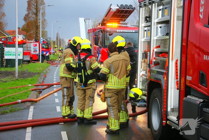 Brandweer groots ingezet voor uitslaande brand in kwekerij