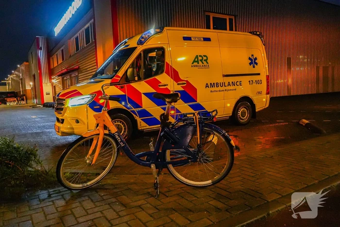 Afslaande automobilist ziet fietser over het hoofd