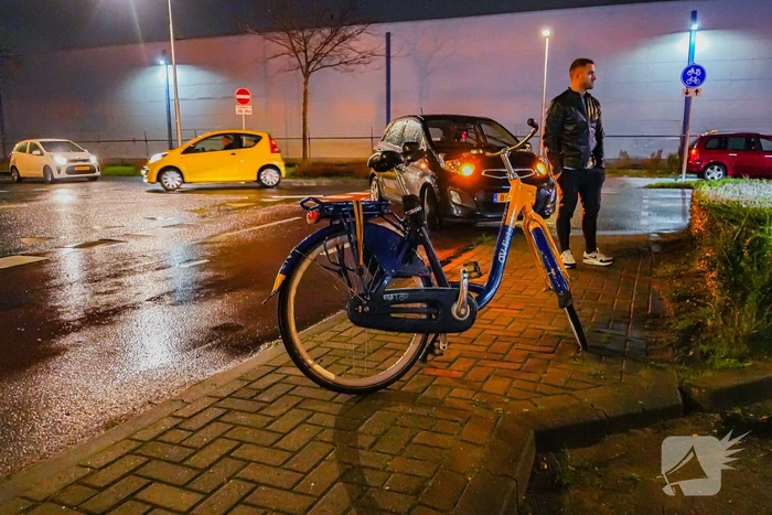 Afslaande automobilist ziet fietser over het hoofd