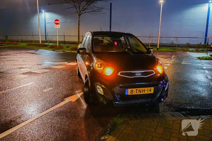 Afslaande automobilist ziet fietser over het hoofd