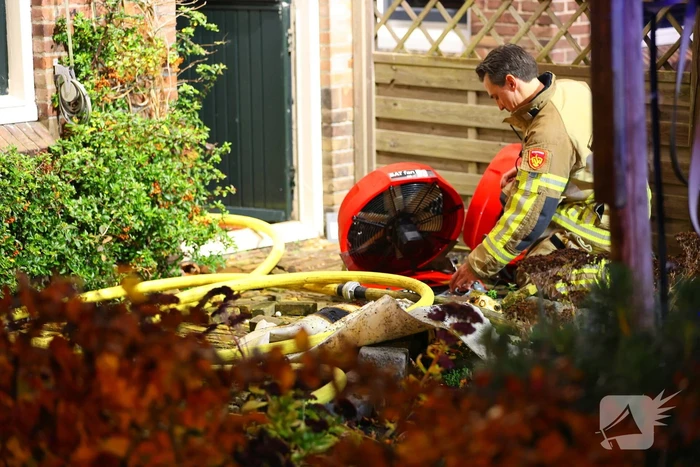 Oudere bewoner verlaat optijd brandende woning