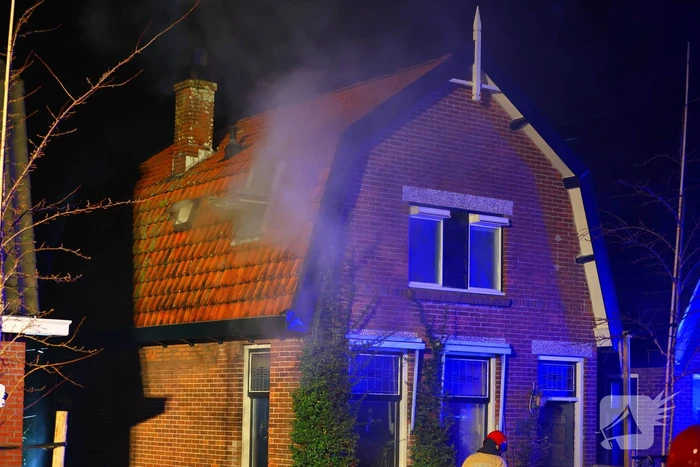 Oudere bewoner verlaat optijd brandende woning