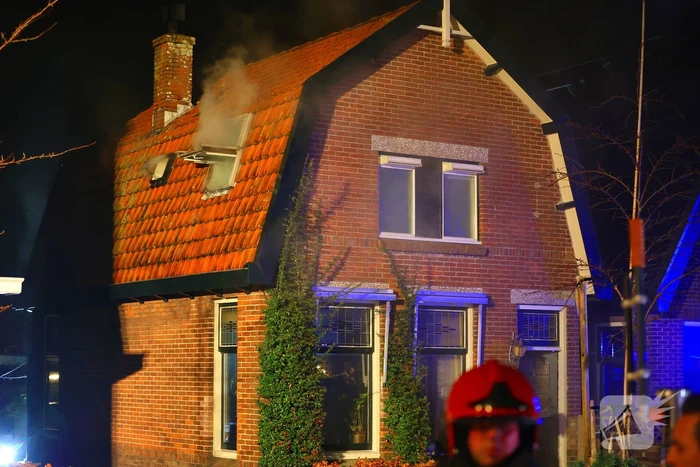 Oudere bewoner verlaat optijd brandende woning