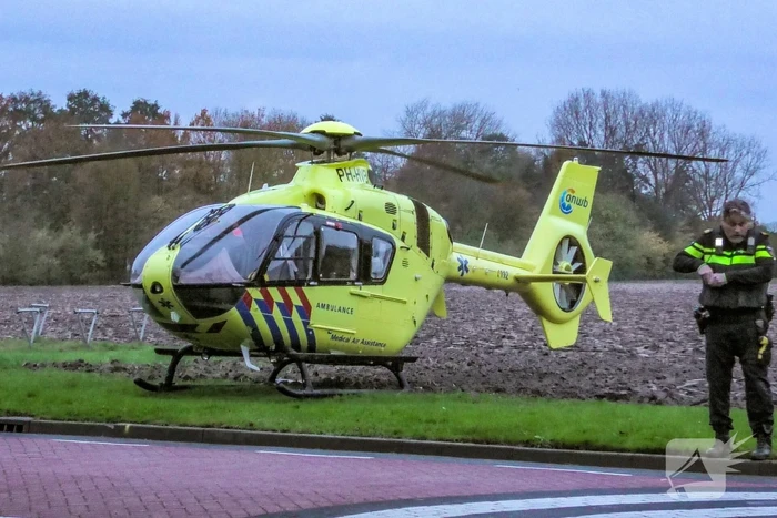Traumahelikopter landt voor medische noodsituatie