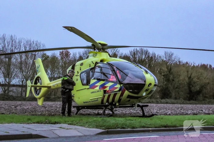 Traumahelikopter landt voor medische noodsituatie