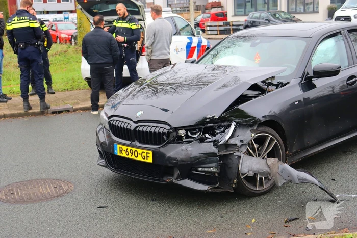 Forse schade na aanrijding op kruising