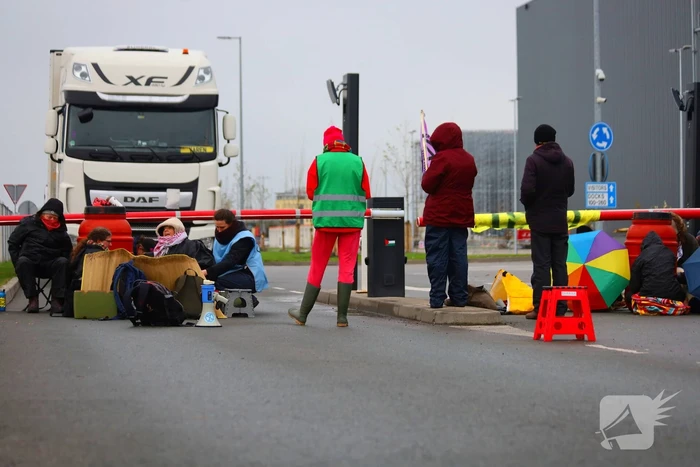 Distributiecentrum geblokkeerd door demonstranten