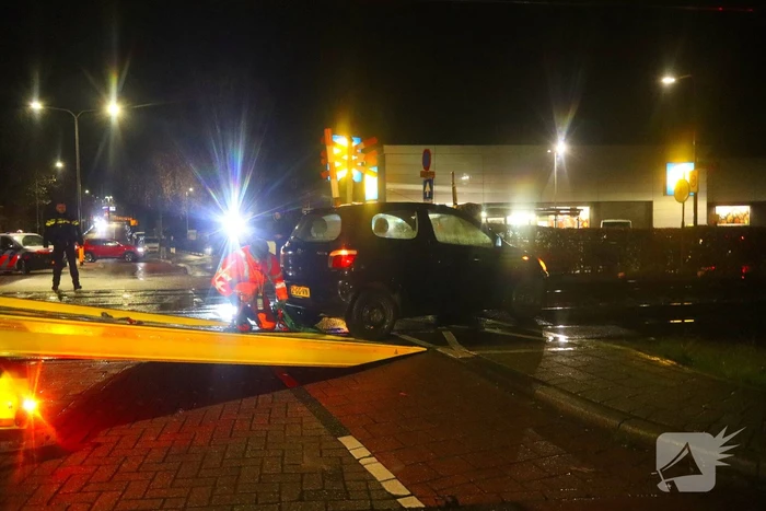 Auto belandt gedeeltelijk op spoor bij overweg