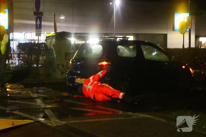 Auto belandt gedeeltelijk op spoor bij overweg