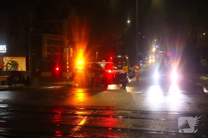 Auto belandt gedeeltelijk op spoor bij overweg