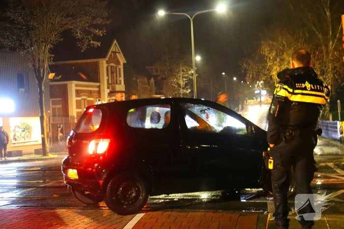 Auto belandt gedeeltelijk op spoor bij overweg