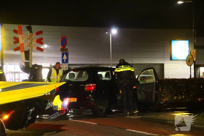 Auto belandt gedeeltelijk op spoor bij overweg