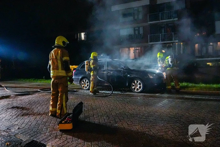 Personenauto brandt volledig uit, buren horen harde knallen