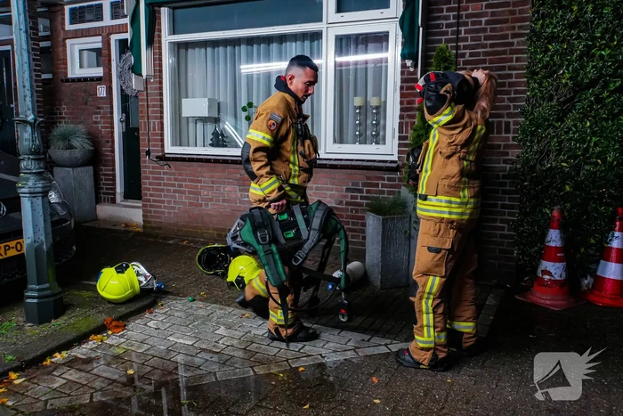 Personenauto brandt volledig uit, buren horen harde knallen