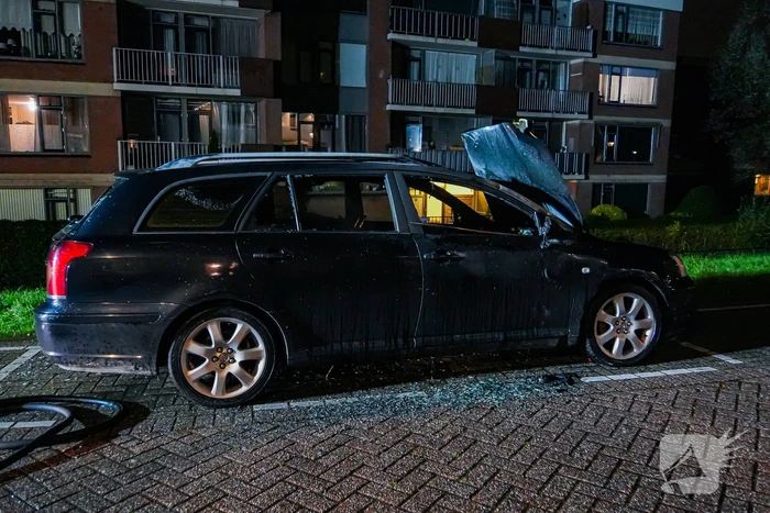 Personenauto brandt volledig uit, buren horen harde knallen