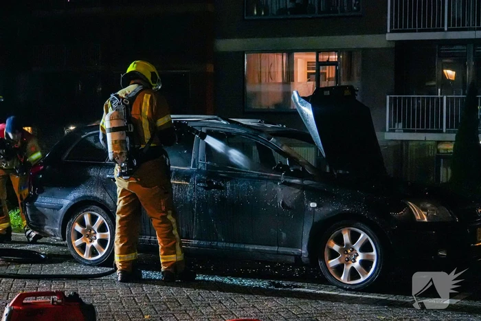 Personenauto brandt volledig uit, buren horen harde knallen