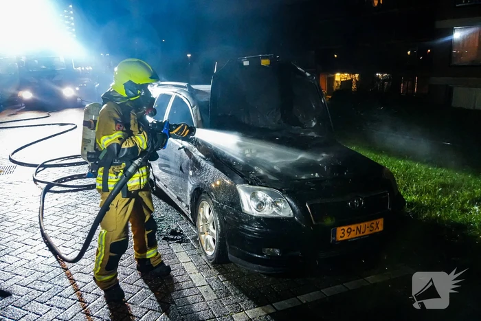 Personenauto brandt volledig uit, buren horen harde knallen