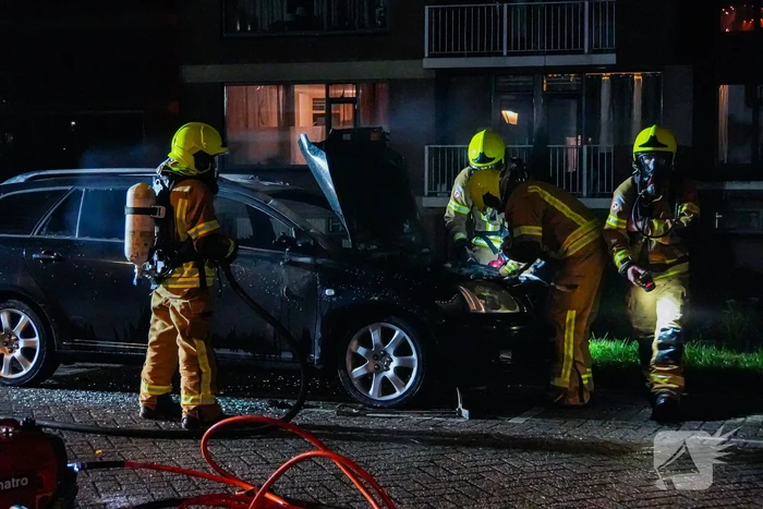 Personenauto brandt volledig uit, buren horen harde knallen