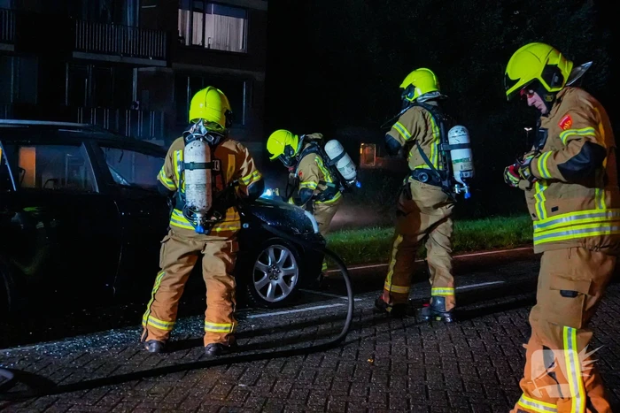 Personenauto brandt volledig uit, buren horen harde knallen