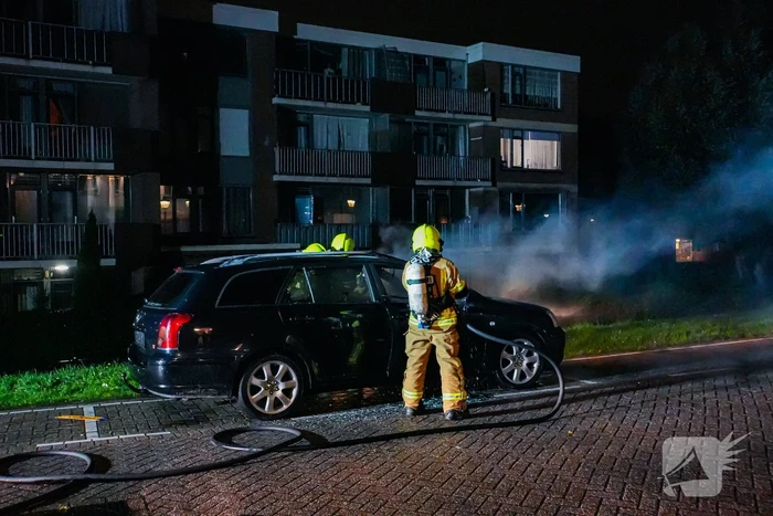 Personenauto brandt volledig uit, buren horen harde knallen
