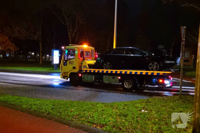 Automobilist eindigt tegen boom