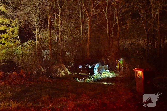 Auto komt op de kop tot stilstand