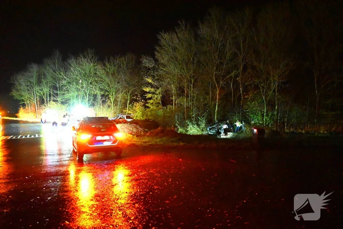 Auto komt op de kop tot stilstand