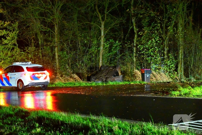 Auto komt op de kop tot stilstand