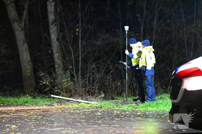 Auto komt op de kop tot stilstand