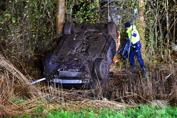 Auto komt op de kop tot stilstand