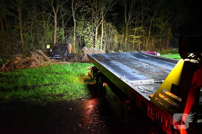 Auto komt op de kop tot stilstand