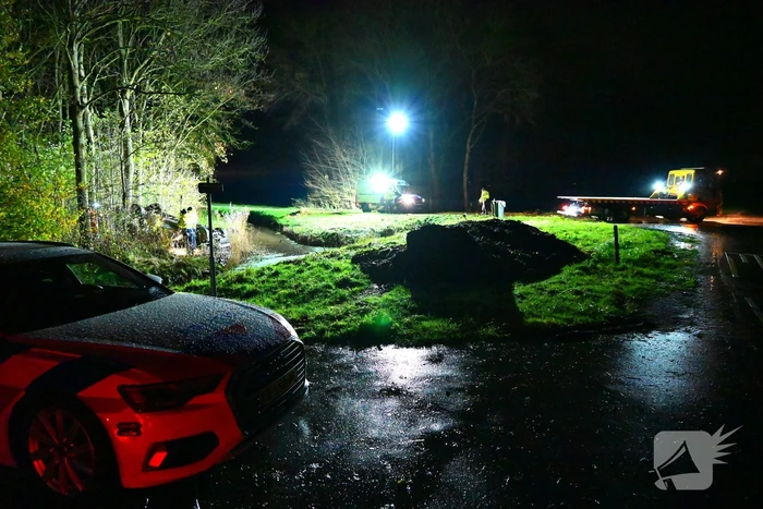 Auto komt op de kop tot stilstand