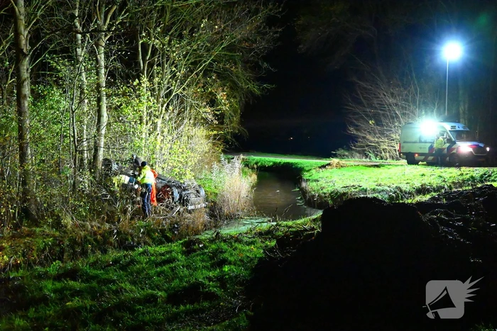 Auto komt op de kop tot stilstand