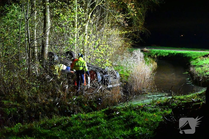 Auto komt op de kop tot stilstand