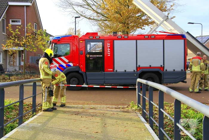 Omtrekken boom gaat verkeerd en valt op pergola