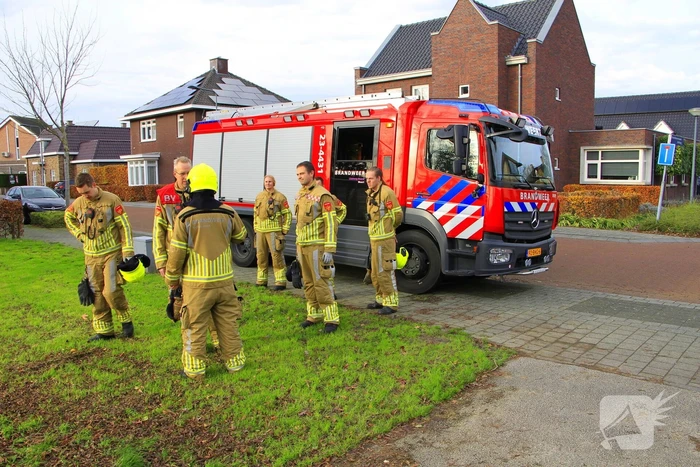 Omtrekken boom gaat verkeerd en valt op pergola
