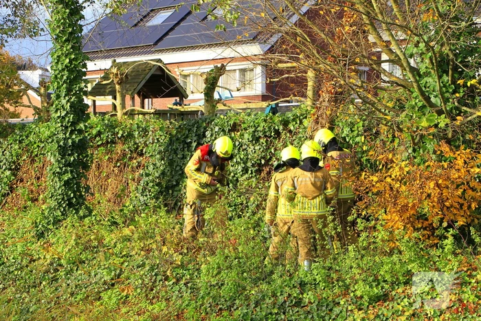 Omtrekken boom gaat verkeerd en valt op pergola