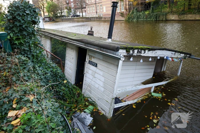 Woonboot dreigt te zinken