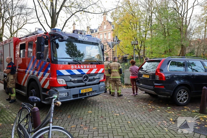 Woonboot dreigt te zinken
