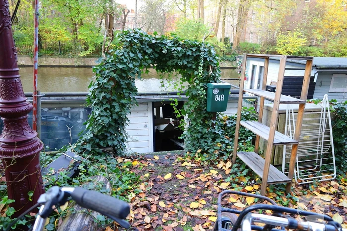 Woonboot dreigt te zinken